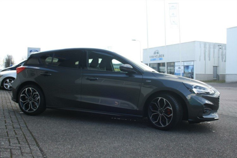 Hatchback huren | Ford Focus - Autobedrijf Roeleveld - 1