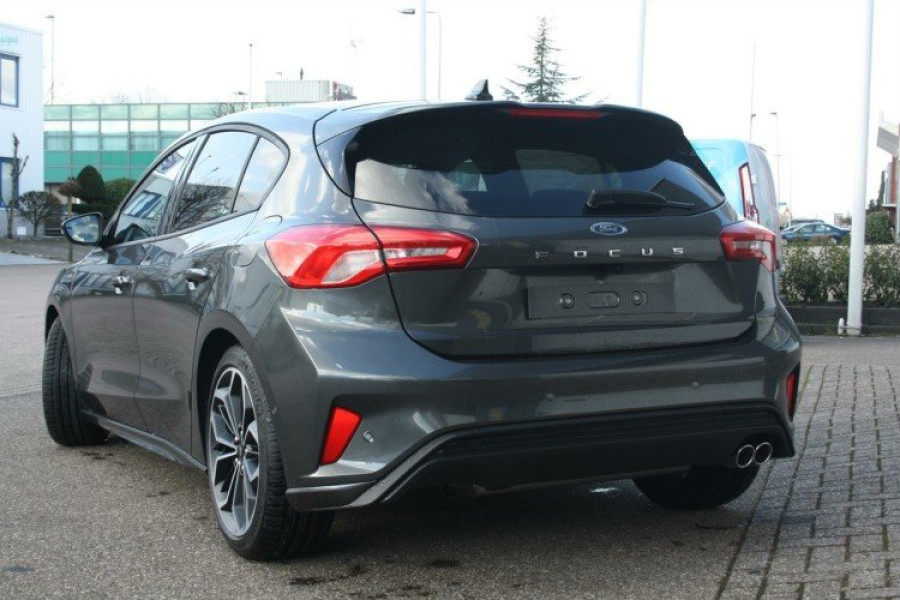 Hatchback huren | Ford Focus - Autobedrijf Roeleveld - 1