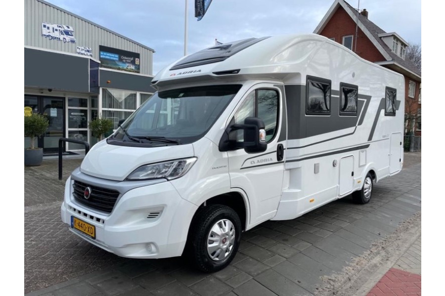 2-4 persoons | Half integraal camper Adria Matrix - Holland Camper verhuur - 1