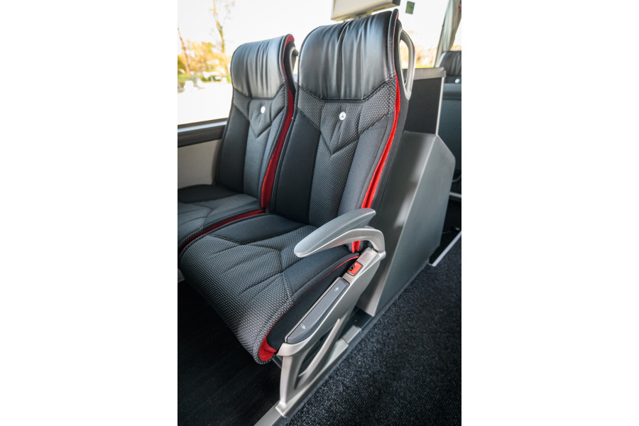 Tot 62 personen touringcar - Pouw Vervoer - 4