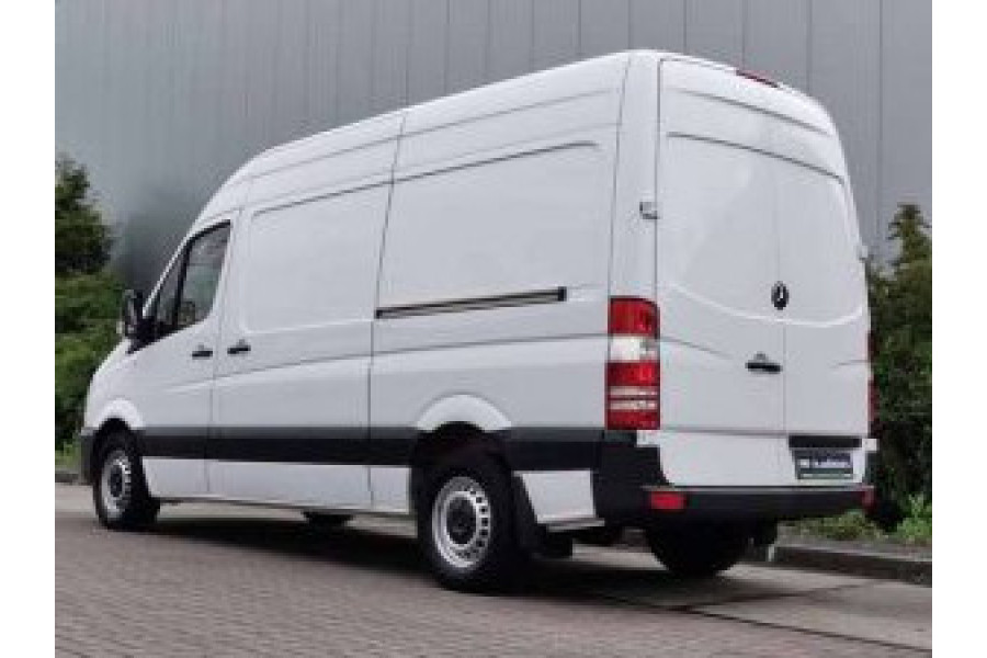 Bestelwagen 11m3 - Autoverhuur H. Kroon - zijaanzicht wit