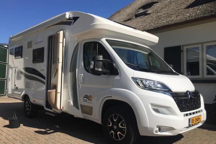 Half-integraal camper - Camper Rental Holland - 1